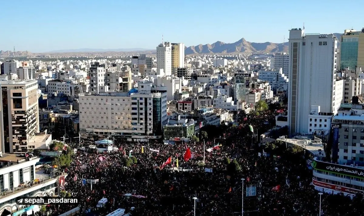 لحظه انتقال پیکر رهبر شهید با بالگرد به حرم رضوی