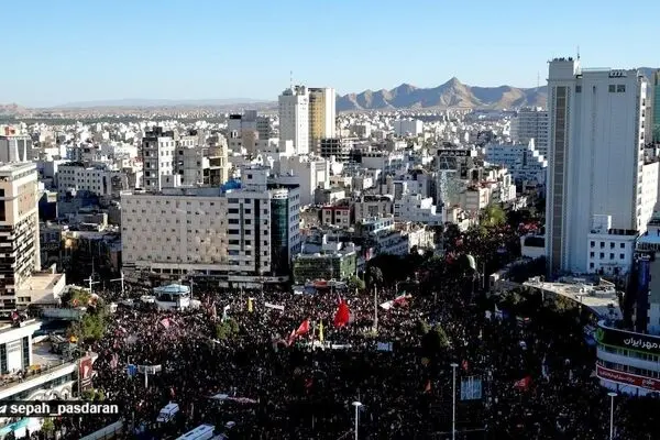 لحظه انتقال پیکر رهبر شهید با بالگرد به حرم رضوی