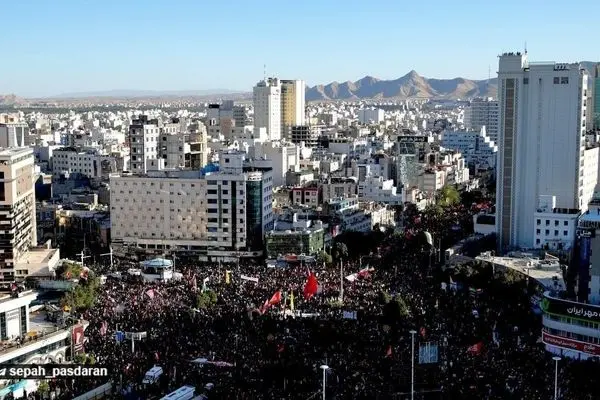 لحظه انتقال پیکر رهبر شهید با بالگرد به حرم رضوی