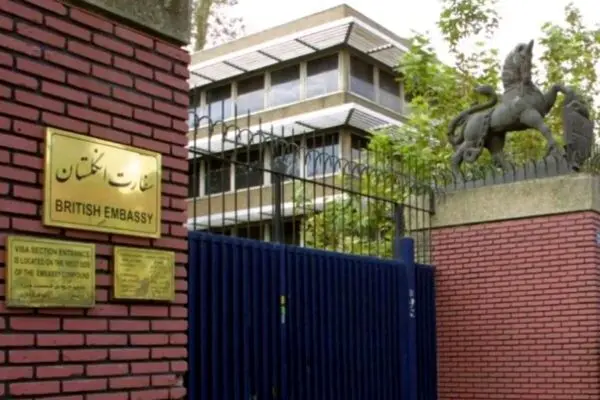 انگلیس سفارتش در تهران را تعطیل و دیپلمات هایش را خارج کرد