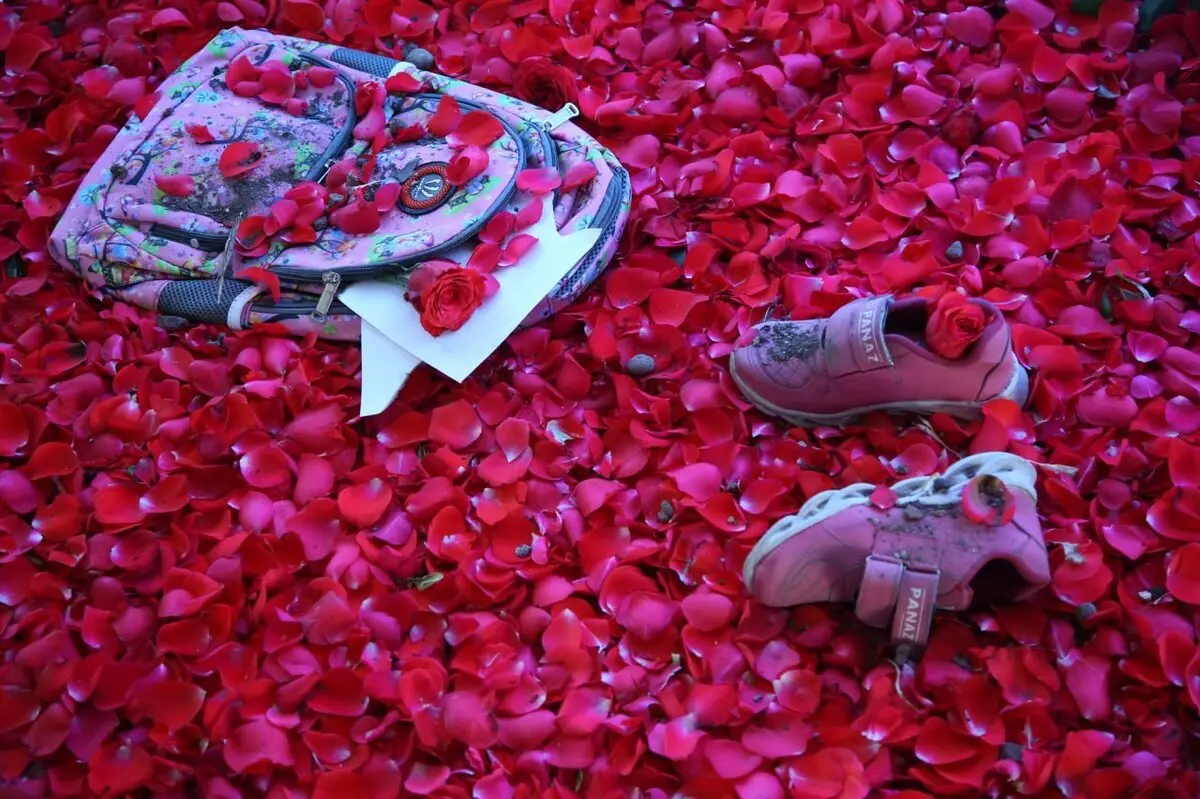 ادای احترام به کودکان شهید میناب 