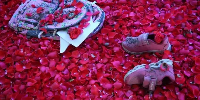 ادای احترام به کودکان شهید میناب 