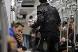 اخراج جنجالی اتباع دستفروش از مترو تهران