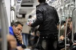 اخراج جنجالی اتباع دستفروش از مترو تهران