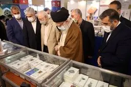 رهبر انقلاب در بازدید از نمایشگاه کتاب: برای جذب نوجوانان هرچقدر می‌توانید کار کنید