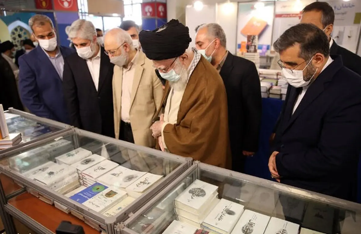 رهبر انقلاب در بازدید از نمایشگاه کتاب: برای جذب نوجوانان هرچقدر می‌توانید کار کنید