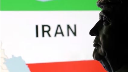 مردی که مدام نقشه های موساد علیه ایران را در گوش ترامپ می خواند
