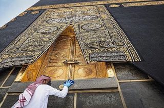 لحظه نصب پرده جدید کعبه (خانه خدا)