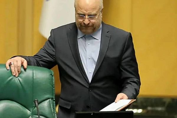 اهدای پیراهن تیم ملی کشتی به قالیباف