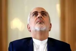 تصویر محمدجواد ظریف با لباس خادمی امام رضا(ع) در حال اقامه نماز