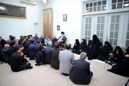 تصاویر دیدار خصوصی خانواده شهدای خدمت با رهبر انقلاب