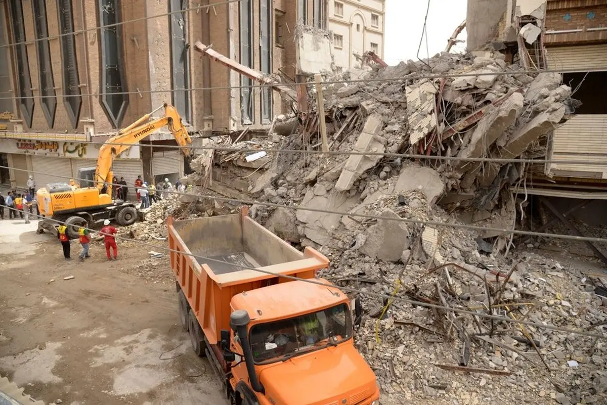 از مسئولان دستور و از مردم بی‌اعتمادی