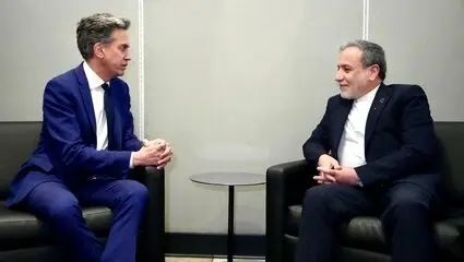 لحظه دیدار عراقچی و ادمیلیبند، وزیر امور خارجه انگلیس