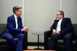 لحظه دیدار عراقچی و ادمیلیبند، وزیر امور خارجه انگلیس