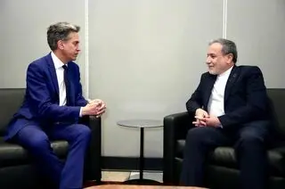 لحظه دیدار عراقچی و ادمیلیبند، وزیر امور خارجه انگلیس