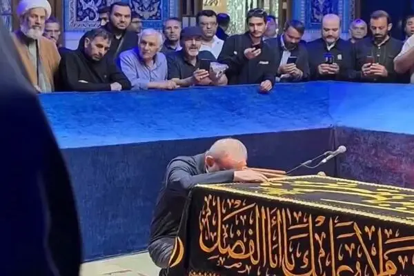 لحظه زیارت مزار رهبر شهید توسط رئیس جمهور + فیلم
