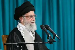 رهبر انقلاب : می خواهید جمهوری اسلامی را به زانو در بیارید ؛ غلط میکنید