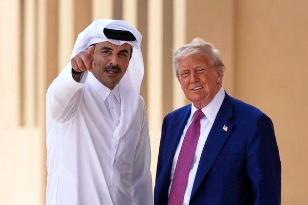 دیدار ترامپ و امیر قطر در هنگام سوخت گیری
