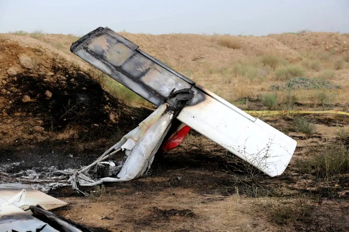 لحظه سقوط هواپیما وسط بزرگراه روی خودروها