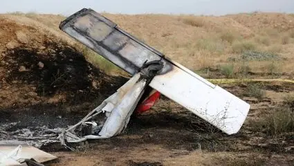 لحظه سقوط هواپیما وسط بزرگراه روی خودروها