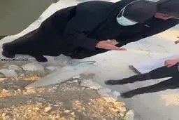 لحظه وداع همسر رهبر حماس با پسرش