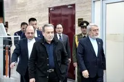 انتقاد از افراطیون و پرتاب سنگ به عراقچی 