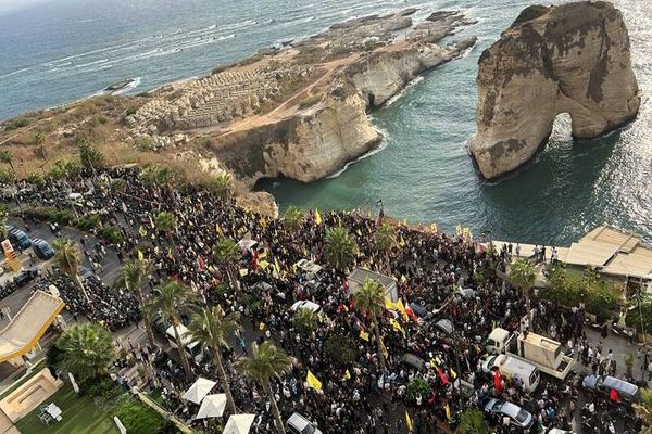 تصاویر یادبود رهبران شهید مقاومت در کنار صخره مرجانی الروشه در ساحل بیروت
