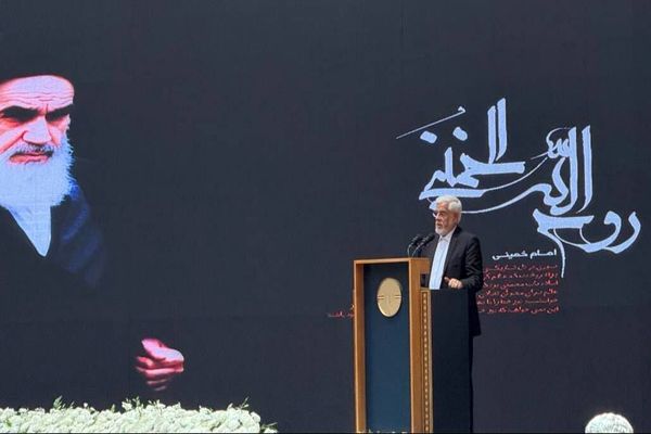 عارف: زمان آن رسیده که به ناشناخته ها و ناگفته های امام بپردازیم 