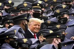 انتقاد افسر نیروی دریایی آمریکا به ترامپ
