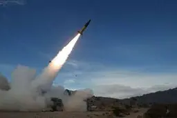 تصویر یک اسرائیلی در کنار بدنه موشک ایرانی 

