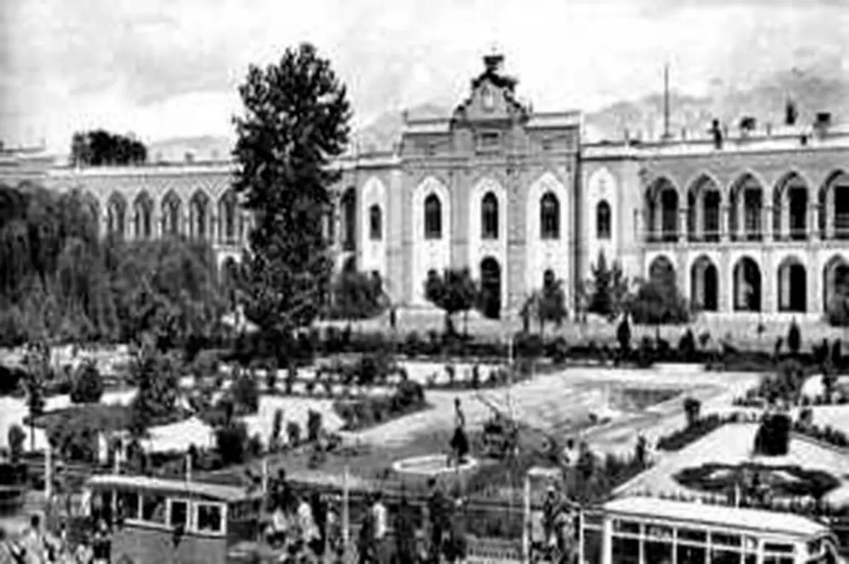 فیلمی دیدنی و ناب از میدان توپخانه در ۱۳۰۶ 