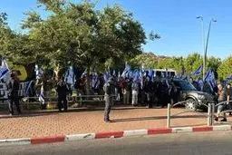 درگیری بین صهیونیست ها و پلیس در مقابل خانه لوین +فیلم