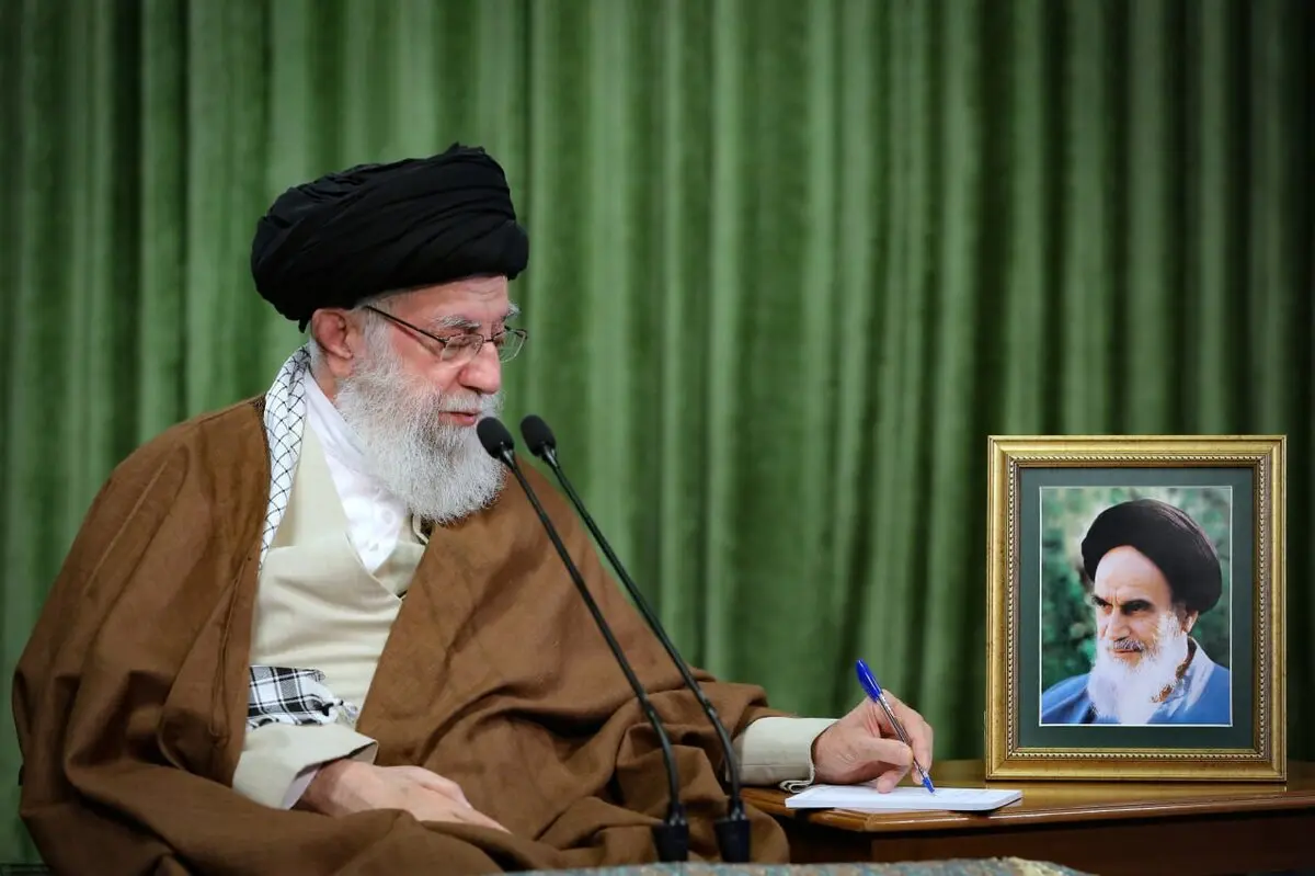 دست‌نوشته رهبر شهید برای آیت الله سید مجتبی حسینی خامنه‌ای