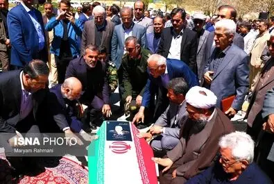 اکبر اعتماد