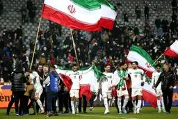 جریمه سنگین فدراسیون فوتبال به خاطر صعود با افراد متفرقه!