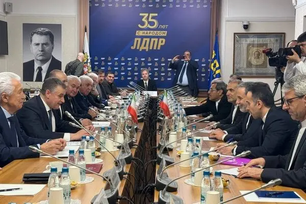 استقبال دانشجویان و اساتید روس با دست زدن برای عراقچی