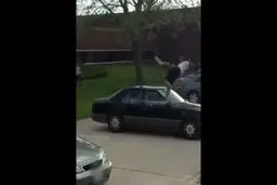 تصاویر عجیب  پرش از روی اتومبیل‌ها با انجام حرکات آکروباتیک