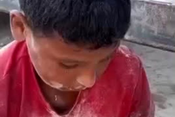 کودکانی که از میان خاک آرد جمع می‌کنند ؛ تصاویری تلخ از غزه