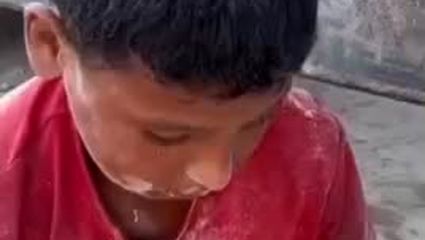 کودکانی که از میان خاک آرد جمع می‌کنند ؛ تصاویری تلخ از غزه