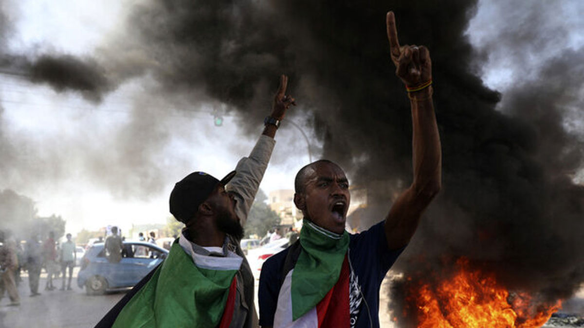 مناقشه در سودان بالا گرفت/ دولت منحل میشود؟