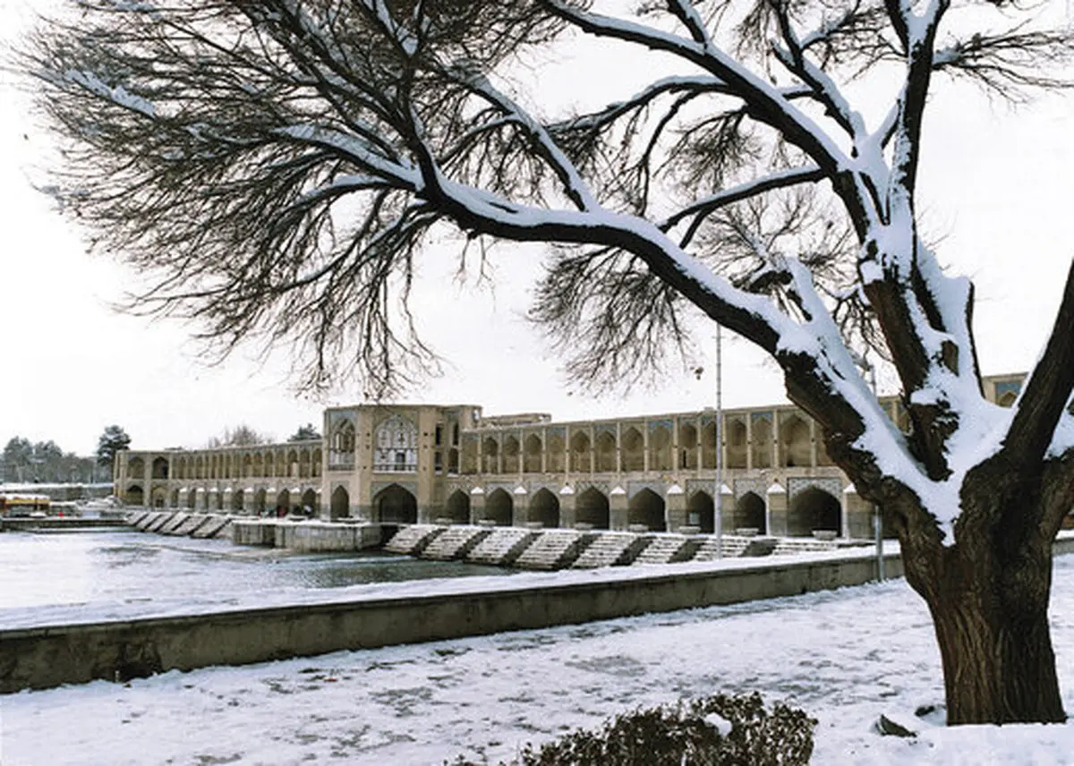 ذوق‌زدگی مردم اصفهان از بارش برف بعد از مدت ها