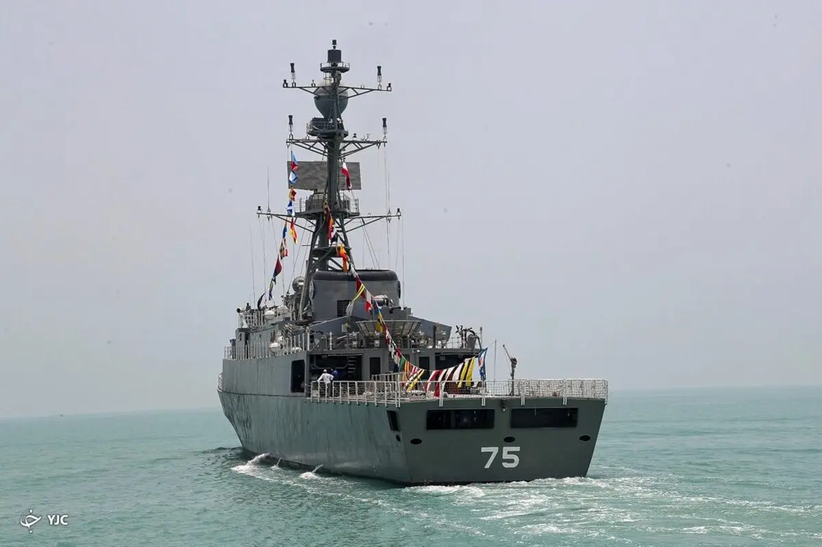 چرخ زنی بالگرد ایرانی در اطراف ناو جنگی امریکا