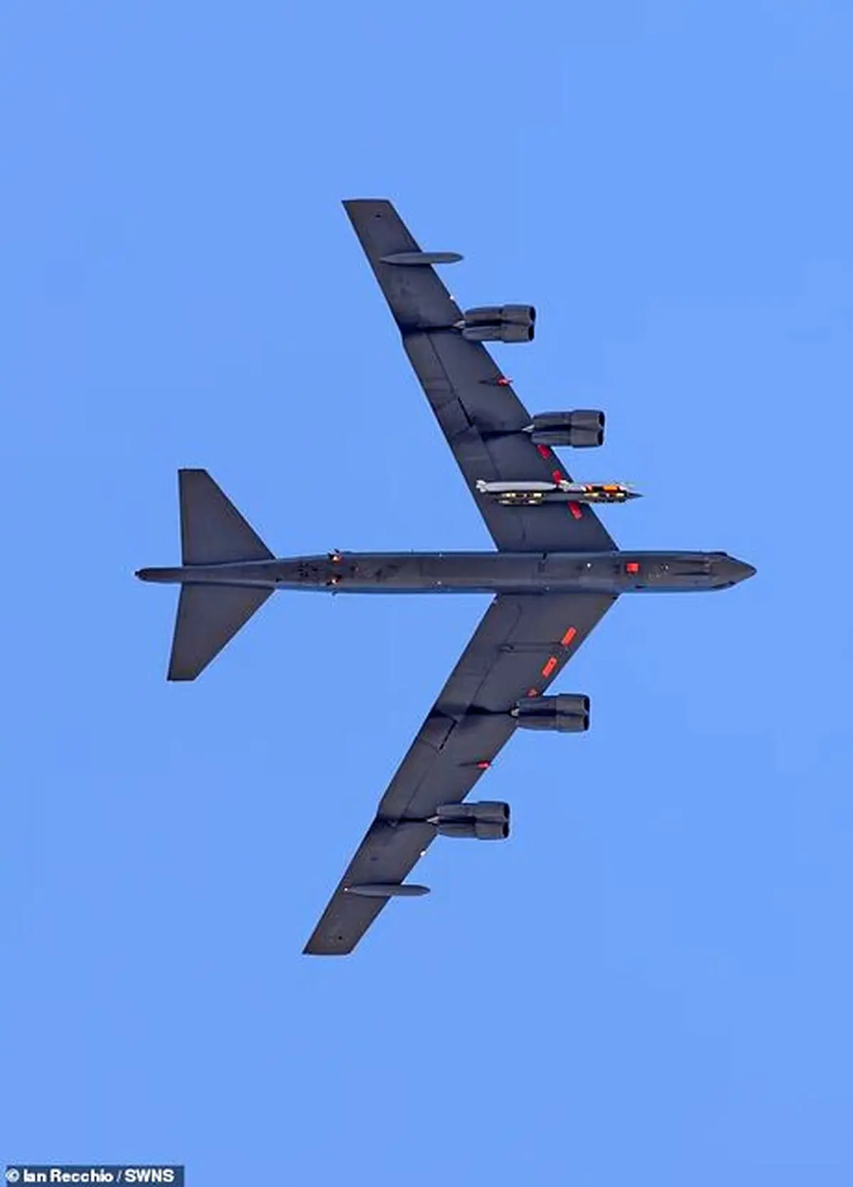 تصویر لو رفته از بمب افکن B-۵۲ مسلح به جدیدترین موشک هسته ای آمریکا