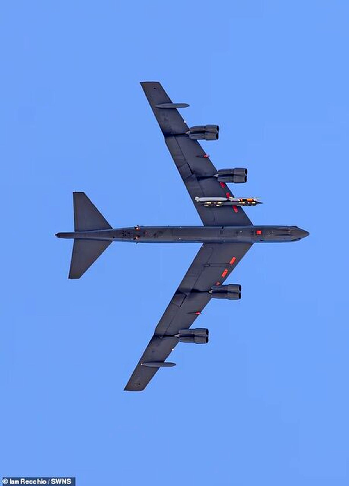 تصویر لو رفته از بمب افکن B-۵۲ مسلح به جدیدترین موشک هسته ای آمریکا