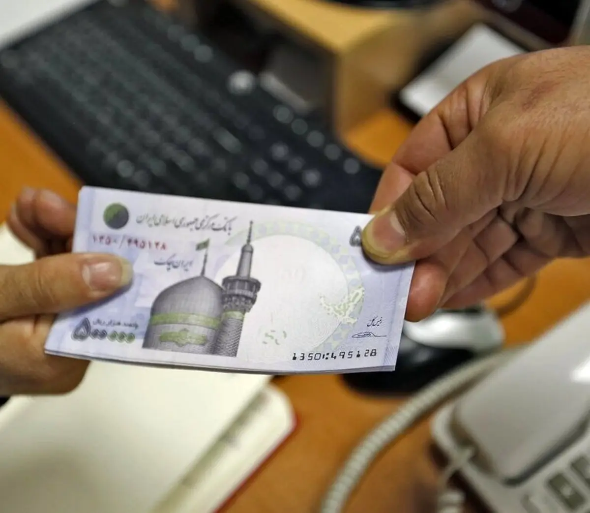 اختلاف بر سر افزایش حقوق | دولت و مجلس ساز خود را می زنند