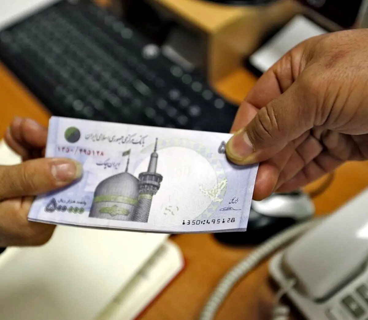 دولت دست به جیب شد/ حقوق کارمندان مستقیم از خزانه پرداخت می‌شود