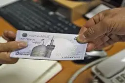اختلاف بر سر افزایش حقوق | دولت و مجلس ساز خود را می زنند