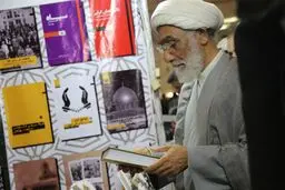 تصاویر دیدار مصطفی پورمحمدی از نمایشگاه کتاب