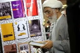 تصاویر دیدار مصطفی پورمحمدی از نمایشگاه کتاب