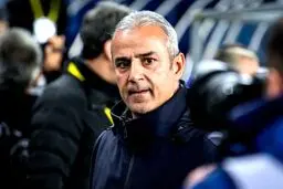 نماز خواندن اسماعیل کارتال در استادیوم آزادی